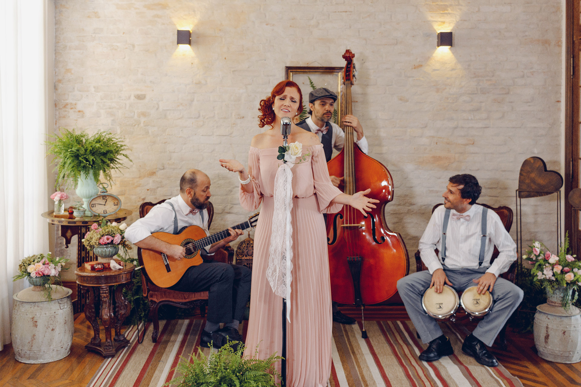 Quarteto (voz, violão, baixo acústico & percussão)