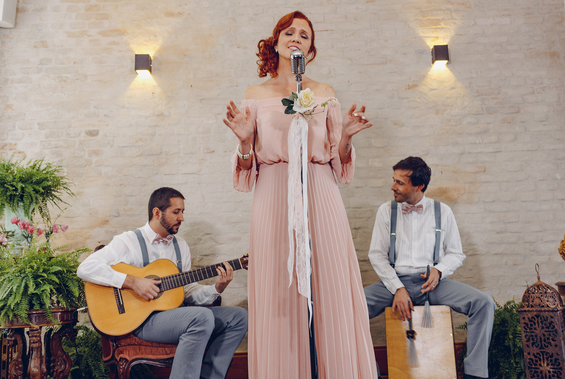 Trio (voz, violão & percussão)